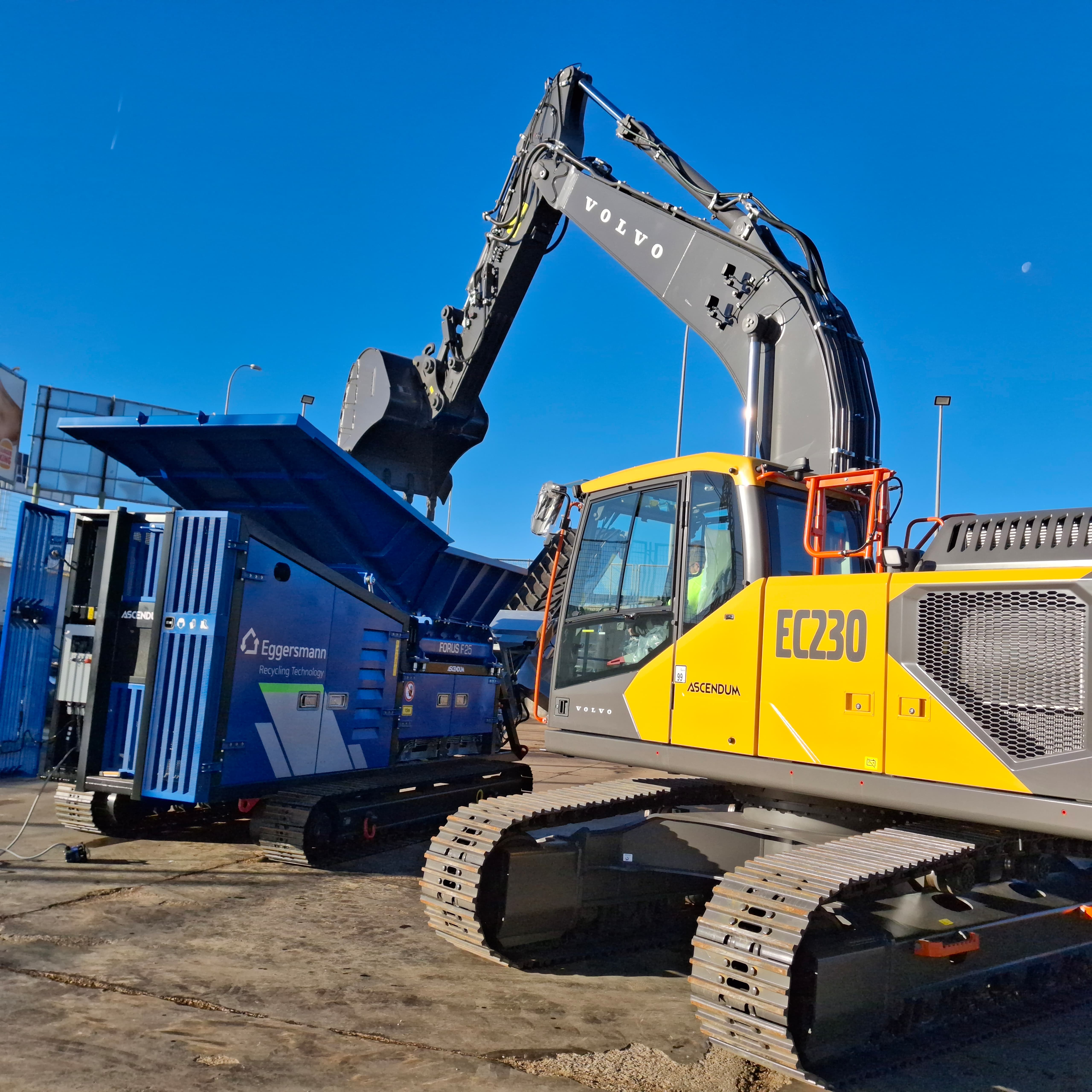 La maquinaria Eggersmann trabaja de manera perfecta junto a la excavadora Volvo